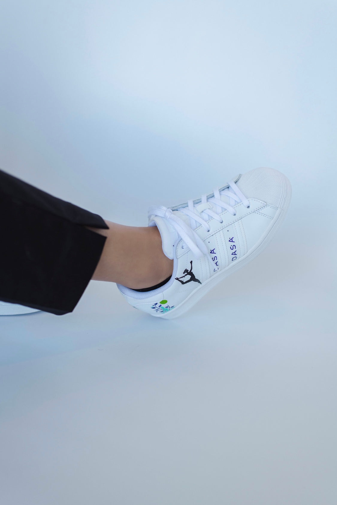 The DASA black linen pants are the perfect comfort at home or to go out in. The drawstring waistband gives it an elasticated fit - easy to move around in - good for the at home yoga/meditation practice.